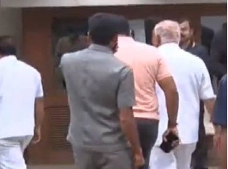 CCD के मालिक ने नदी के पास कार रुकवाई, कॉल की...फिर गायब