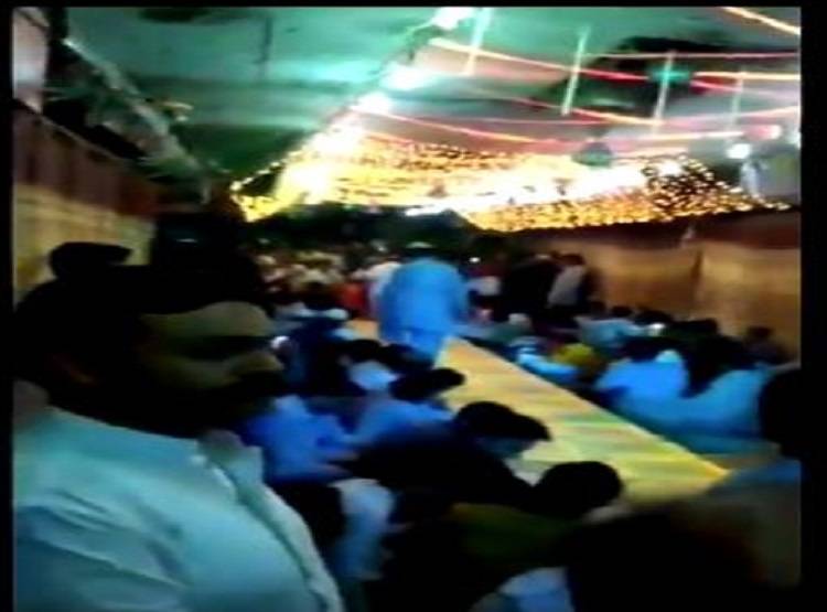 ये है पाकिस्तान की 'राधे मां', दुल्हन के जोड़े में बैठकर देता है ज्ञान