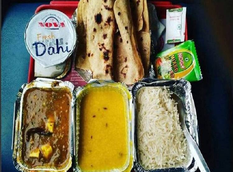 रेलवे के खाने में मिल रही थी छिपकली, सच्चाई जानकर उड़ गए होश