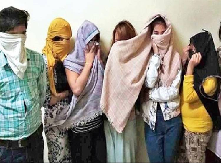 स्पा सेंटर्स के नाम पर जिस्मफरोशी, गुप्त अड्डों पर बड़ा खुलासा - Crime  AajTak