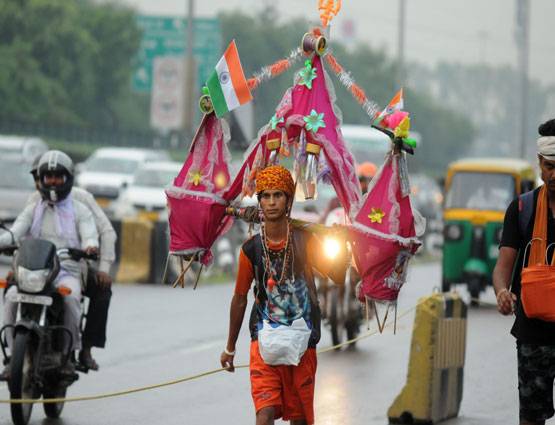 सावन: शिव भक्त कांवड़ियों में मोदी-योगी टी-शर्ट की धूम