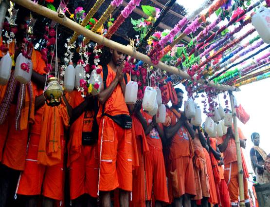 सावन: शिव भक्त कांवड़ियों में मोदी-योगी टी-शर्ट की धूम