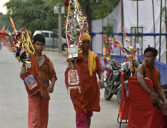 सावन: शिव भक्त कांवड़ियों में मोदी-योगी टी-शर्ट की धूम
