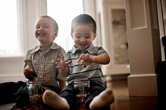 भावुक बच्चों का इमोशनल इंटेलीजेंस इस तरह बढ़ा सकते हैं पेरेंट्स