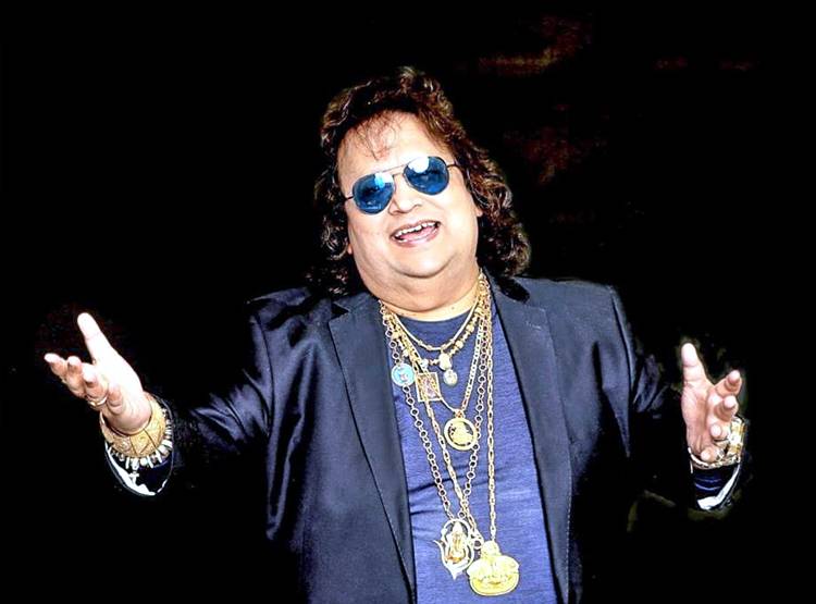 'गोल्ड मैन' के रूप में इंटरनेट सेंसेशन बना ये शख्स, पहनता है इतना सोना