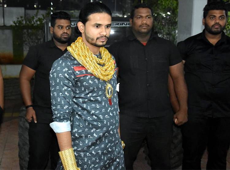 'गोल्ड मैन' के रूप में इंटरनेट सेंसेशन बना ये शख्स, पहनता है इतना सोना