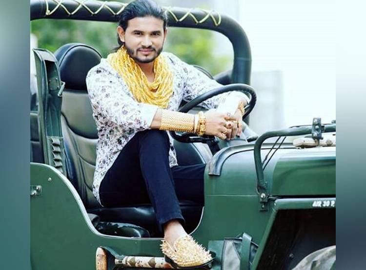 'गोल्ड मैन' के रूप में इंटरनेट सेंसेशन बना ये शख्स, पहनता है इतना सोना