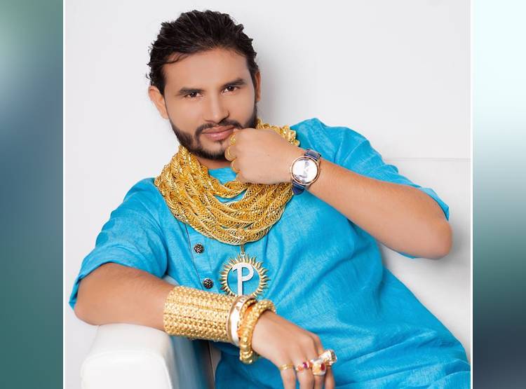 'गोल्ड मैन' के रूप में इंटरनेट सेंसेशन बना ये शख्स, पहनता है इतना सोना