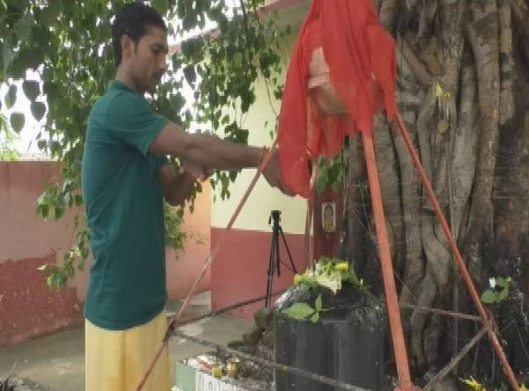 गजनी ने शिवलिंग पर लिखवा दिया था 'कलमा', सांप करता है सुरक्षा