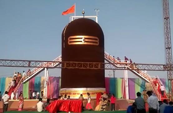 सावन में करें महादेव के दर्शन, यहां है दुनिया का सबसे बड़ा शिवलिंग