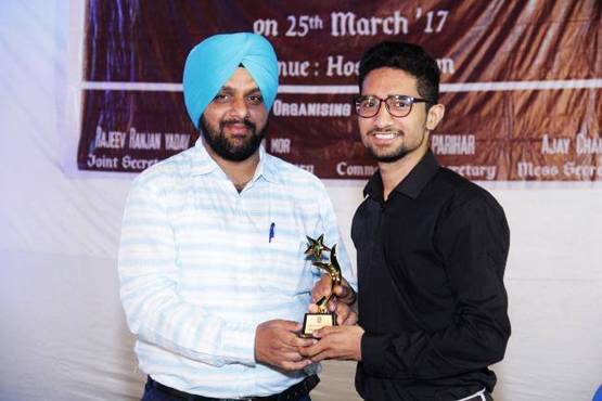 पिता भाई को खोकर भी नहीं टूटा हौसला, पहली कोशिश में IAS बना ये शख्स