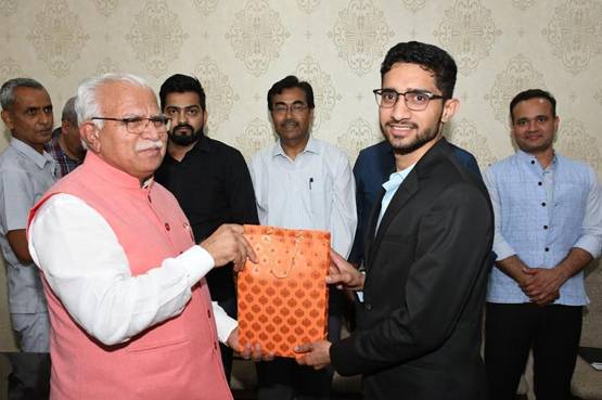 पिता भाई को खोकर भी नहीं टूटा हौसला, पहली कोशिश में IAS बना ये शख्स