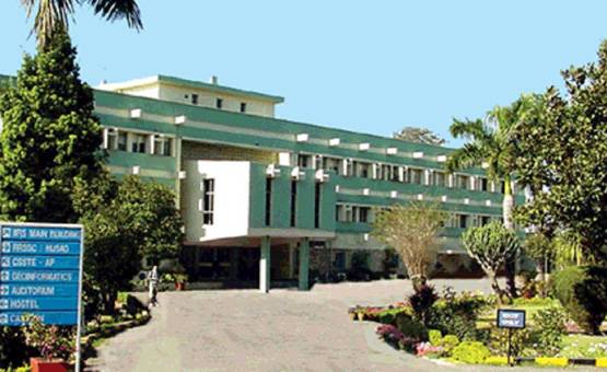 ISRO के 15 केंद्रों पर 16,000 वैज्ञानिक काम करते हैं, तब पूरा होता है एक मिशन