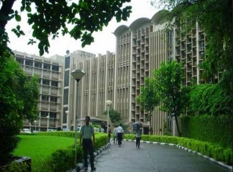बॉम्बे IIT के क्लासरूम में घुसी गाय, लोगों ने पूछा- बिन एग्जाम एंट्री कैसे