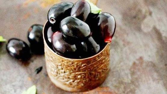 10 चीजें दान करने से बरसेगी शनि की कृपा, भूलकर भी न करें ये गलती