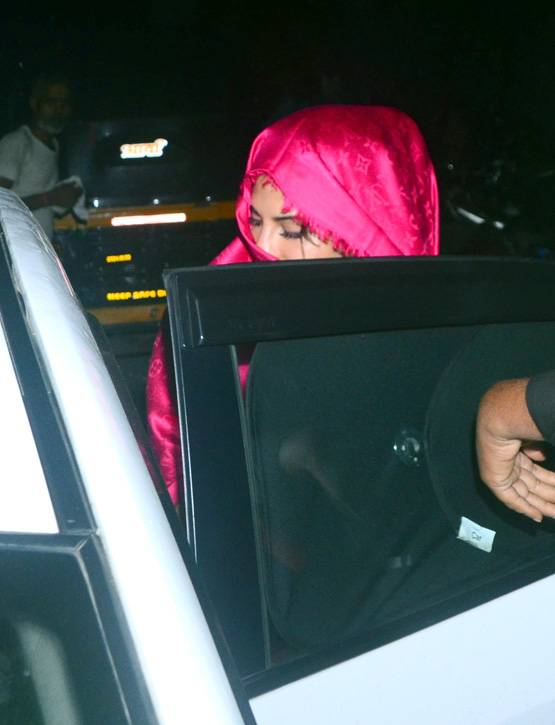 कैमरा देखकर जैकलीन फर्नांडिस ने छ‍िपाया चेहरा, तस्वीरें वायरल