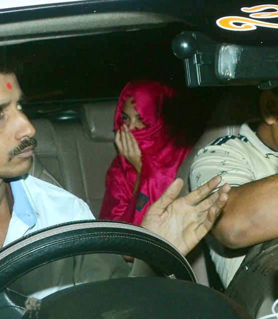 कैमरा देखकर जैकलीन फर्नांडिस ने छ‍िपाया चेहरा, तस्वीरें वायरल