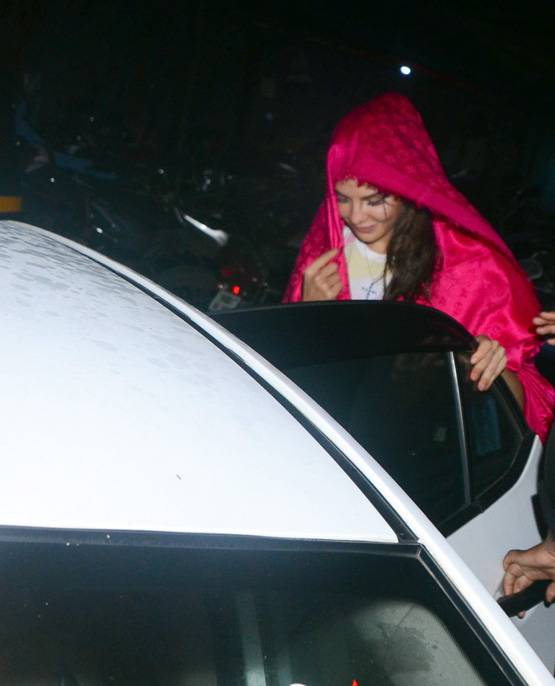 कैमरा देखकर जैकलीन फर्नांडिस ने छ‍िपाया चेहरा, तस्वीरें वायरल