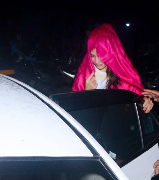 कैमरा देखकर जैकलीन फर्नांडिस ने छ‍िपाया चेहरा, तस्वीरें वायरल