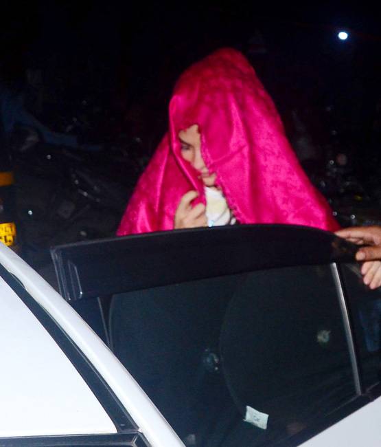 कैमरा देखकर जैकलीन फर्नांडिस ने छ‍िपाया चेहरा, तस्वीरें वायरल