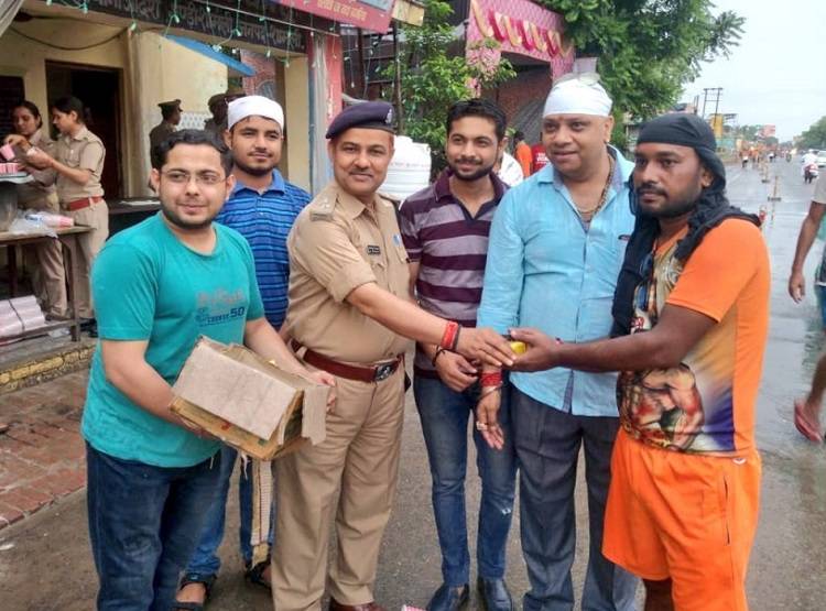 उत्तर प्रदेश में कांवड़िये का पैर दबाते दिखे एसपी, वीडियो वायरल