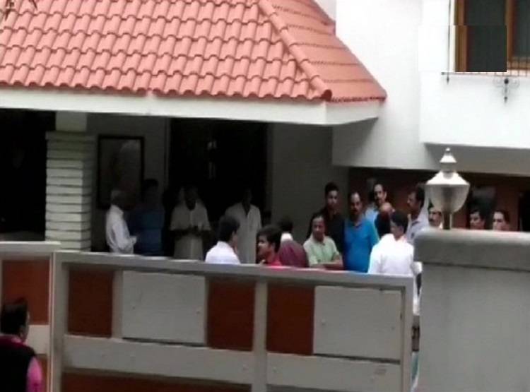 CCD के मालिक ने नदी के पास कार रुकवाई, कॉल की...फिर गायब