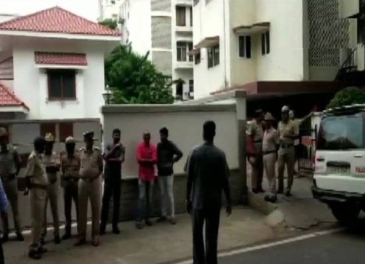 CCD के मालिक ने नदी के पास कार रुकवाई, कॉल की...फिर गायब