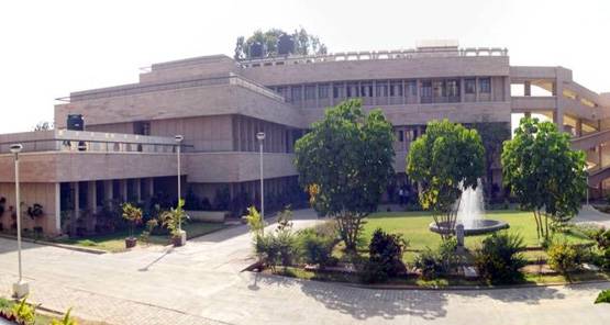 ISRO के 15 केंद्रों पर 16,000 वैज्ञानिक काम करते हैं, तब पूरा होता है एक मिशन