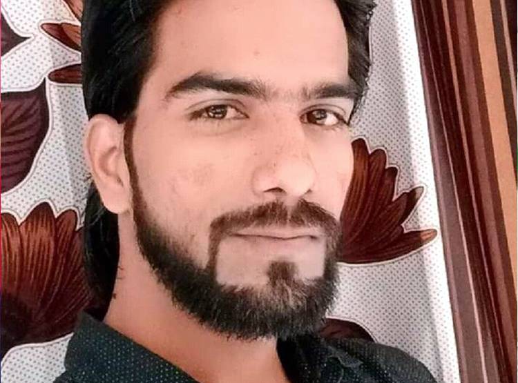 'बचाओ-बचाओ' चिल्लाकर दौड़ी लड़की, आशिक ने चाकू से गोद डाला