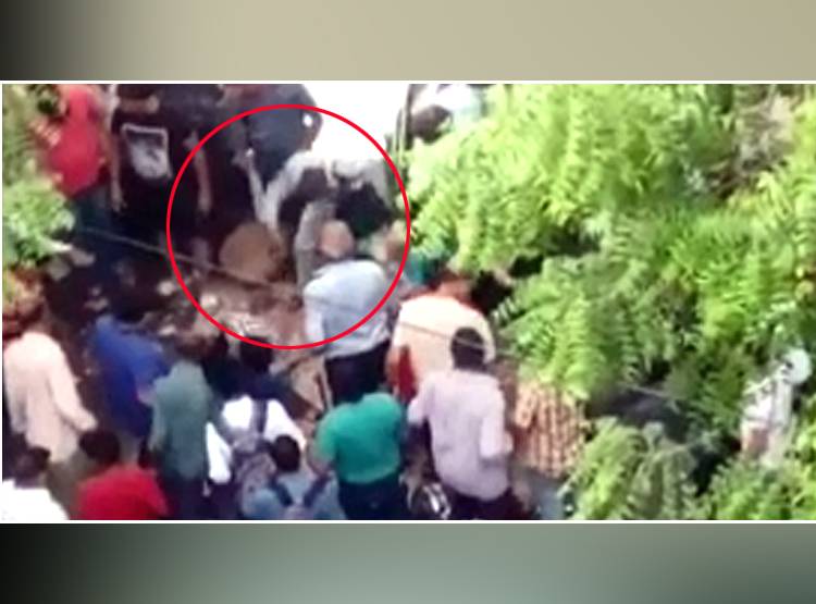 'बचाओ-बचाओ' चिल्लाकर दौड़ी लड़की, आशिक ने चाकू से गोद डाला