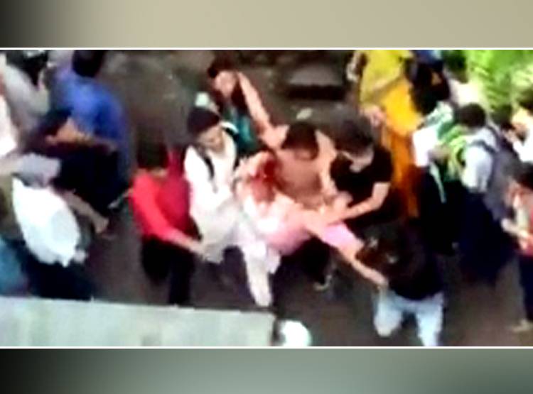 'बचाओ-बचाओ' चिल्लाकर दौड़ी लड़की, आशिक ने चाकू से गोद डाला