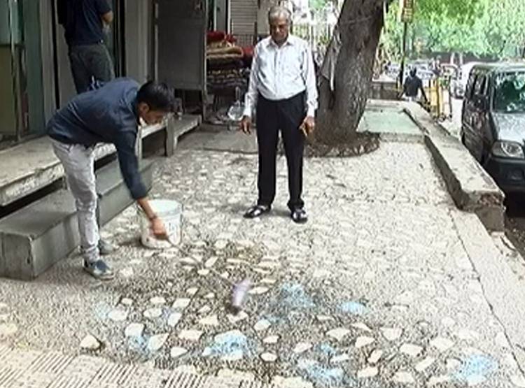 'बचाओ-बचाओ' चिल्लाकर दौड़ी लड़की, आशिक ने चाकू से गोद डाला