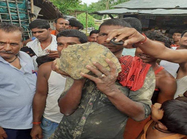 आसमान से गिरा 15 किलो का पत्थर, चमत्कार देखकर हो जाएंगे हैरान