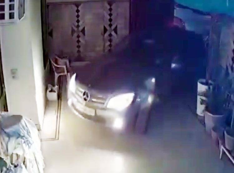 घर में घुस बंदूक की नोंक पर बदमाशों ने की लूट, देखें CCTV फुटेज