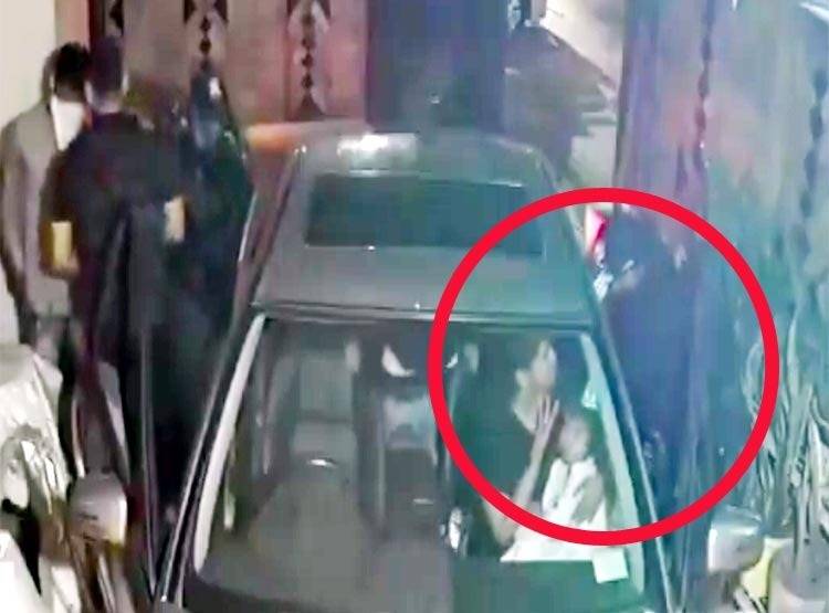 घर में घुस बंदूक की नोंक पर बदमाशों ने की लूट, देखें CCTV फुटेज
