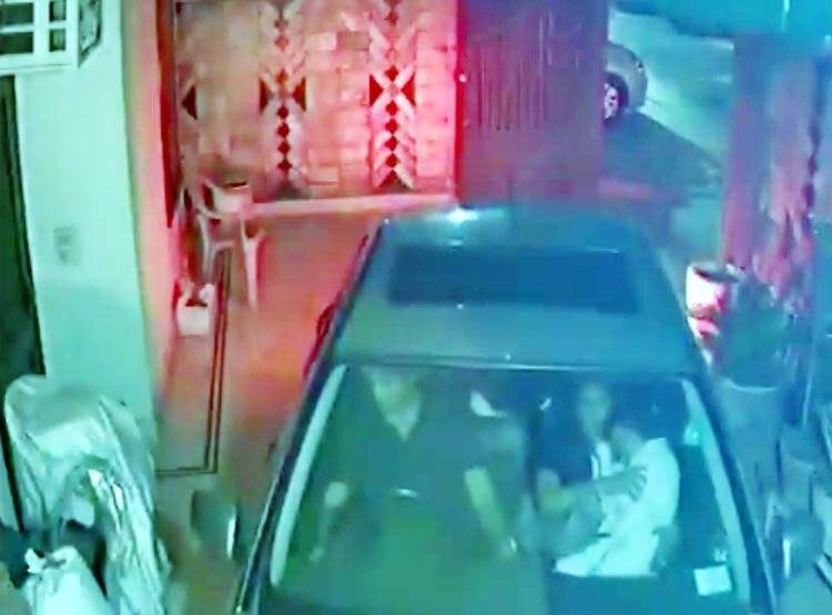 घर में घुस बंदूक की नोंक पर बदमाशों ने की लूट, देखें CCTV फुटेज