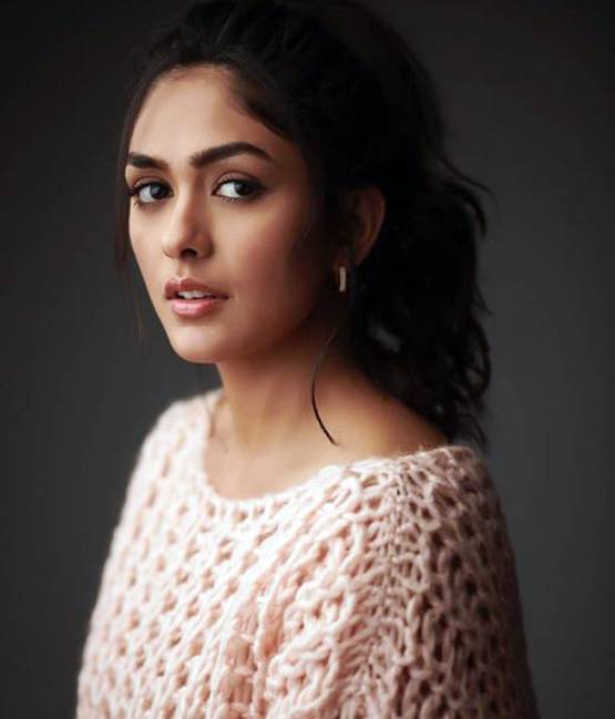 भारत ही नहीं, इंडोनेशिया का भी फेमस चेहरा हैं ऋतिक रोशन की ये हीरोइन