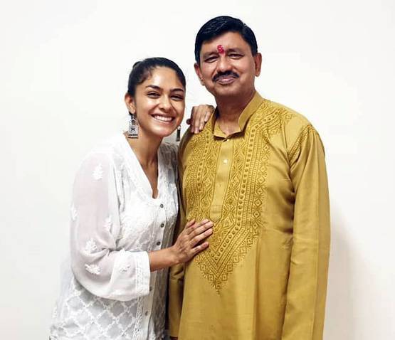 भारत ही नहीं, इंडोनेशिया का भी फेमस चेहरा हैं ऋतिक रोशन की ये हीरोइन