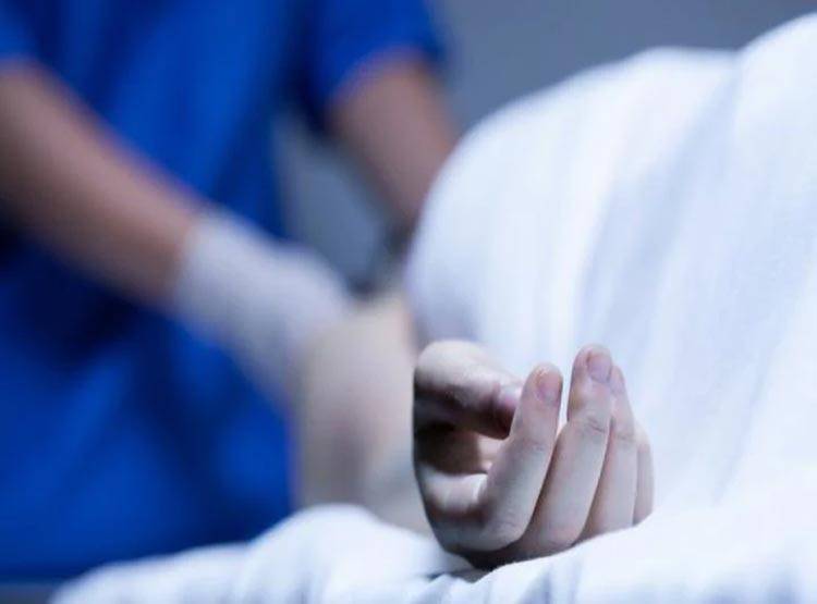 जिसे घर वाले मरा समझकर दफना आए वो मृत्युभोज में जिंदा लौटा