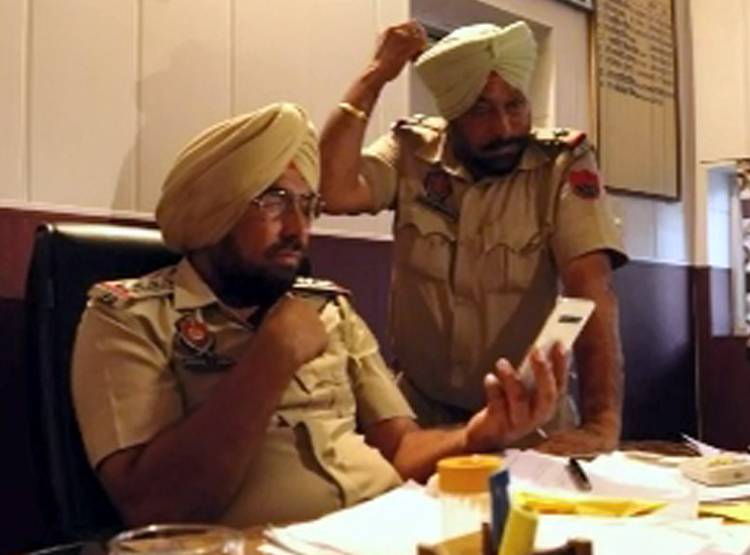 चारपाई पर पटक कर लड़का-लड़की की प‍िटाई, सोशल मीड‍िया पर वीड‍ियो वायरल