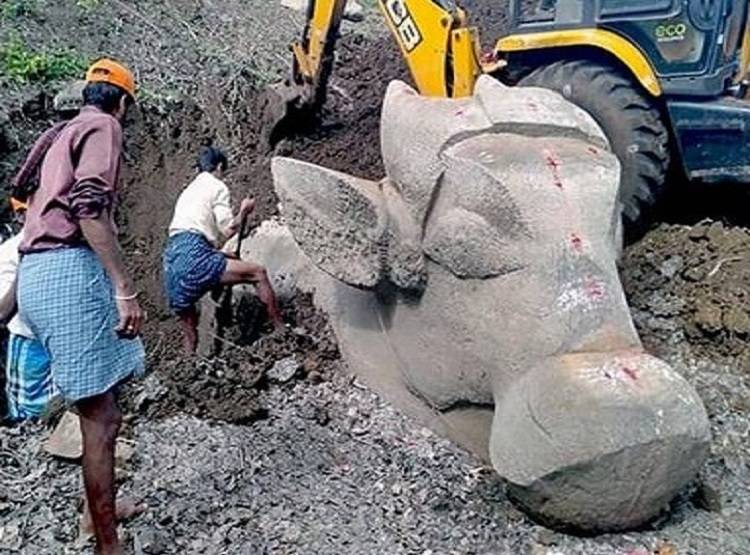 झील सूखी तो निकल आए नंदी, लोग मान रहे भोलेनाथ का चमत्कार