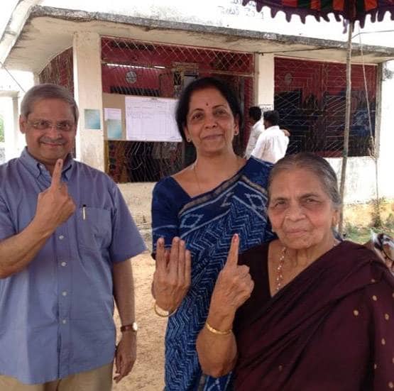 मशहूर अर्थशास्त्री हैं वित्त मंत्री के पति, जानें क्या करती हैं बेटी