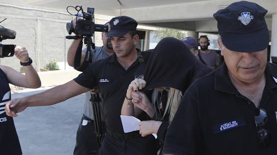 3 लड़कों से बना रही थी संबंध, जबरन बनाया वीडियो तो 12 पर किया रेप केस