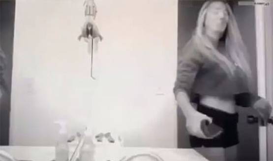 बाथरूम में हिडन कैमरा, दोस्त ने ही रिकॉर्ड किया मॉडल का न्यूड वीडियो