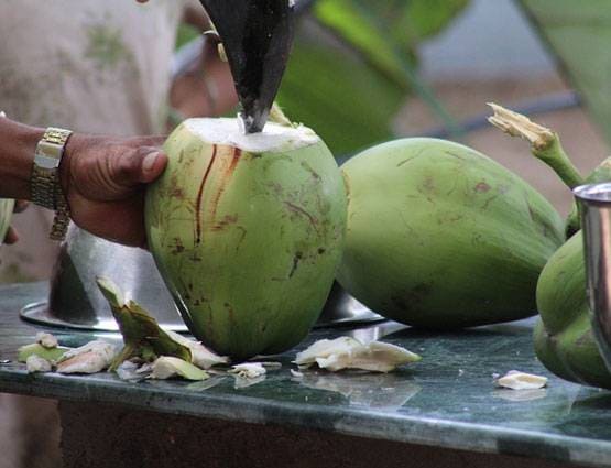 शिवलिंग पर न चढ़ाएं ये 5 चीजें, भोले हो जाएंगे नाराज