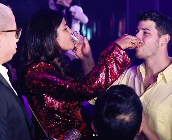 माथे पर सिंदूर, शॉर्ट ड्रेस, बर्थडे पार्टी में कुछ ऐसा था प्रियंका चोपड़ा का लुक