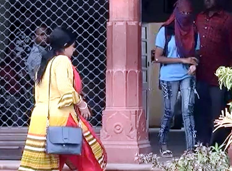 150 मह‍िला प्रोफेसरों को रेप की धमकी, अनजान नंबरों से अश्लील कॉल