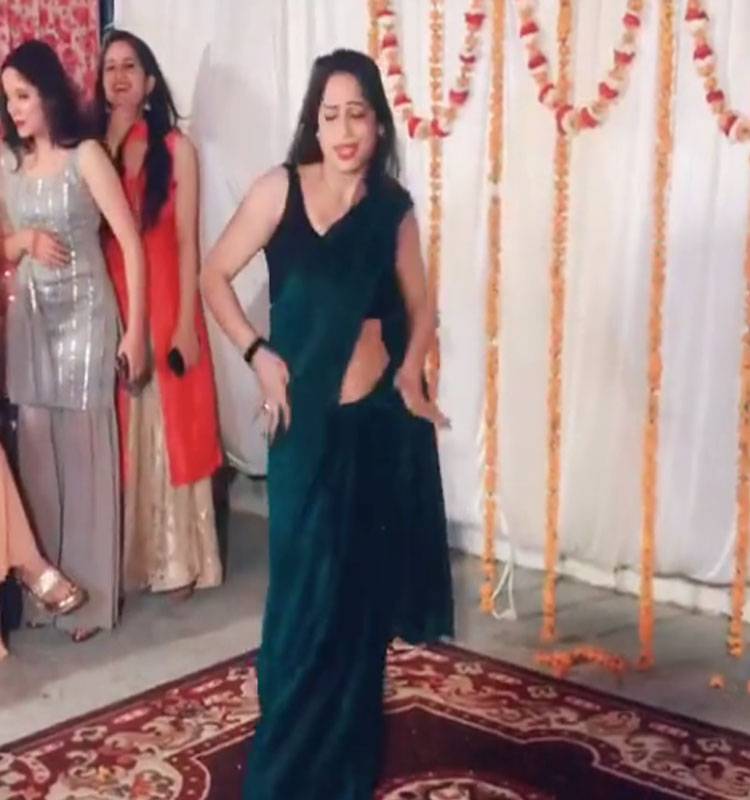 पीली साड़ी वाली अफसर का जलवा, सपना के गाने पर किया धमाकेदार डांस