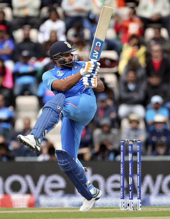 'हिट मैन' रोहित ने लगाई शतकों की झड़ी, 'शतक वीर' कोहली को पछाड़ा