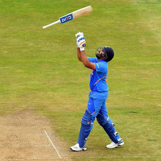 'हिट मैन' रोहित ने लगाई शतकों की झड़ी, 'शतक वीर' कोहली को पछाड़ा